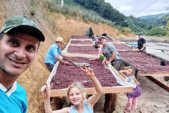 Família segue sonho de produzir café especial