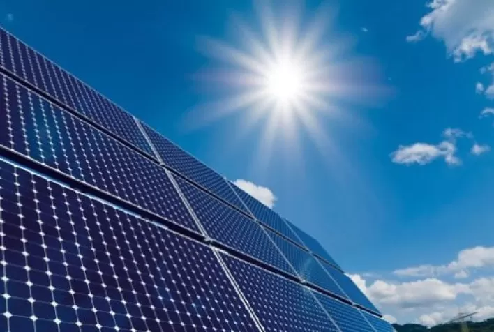 Brasil atinge meio milhão de conexões de energia solar em telhados e pequenos terrenos, aponta ABSOLAR