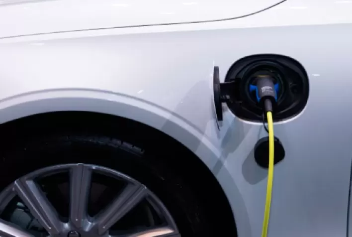 Carro elétrico "recarregado" com etanol?