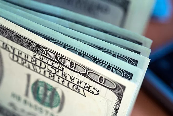 Dólar cai ante real com Powell no radar