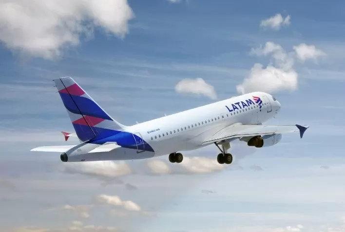 Latam quer usar cana-de-açúcar como combustível de avião no Brasil