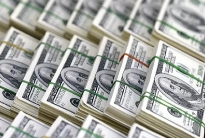 Dólar tem forte queda contra real após alta de juros agressiva; fiscal segue no radar
