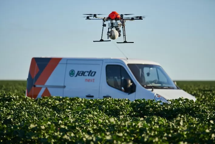 Koppert e Jacto anunciam parceria para liberação de biodenfesivos macrobiológicos via drones em grãos e fibras