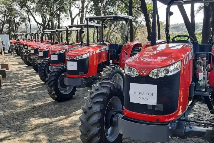 Municípios mineiros recebem equipamentos agrícolas