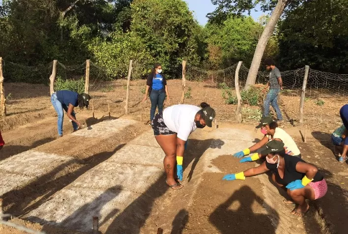 Parceiros do Goiás Social, Seapa e Senar levam conhecimentos técnicos sobre avicultura e olericultura a quilombolas no Vão do Moleque