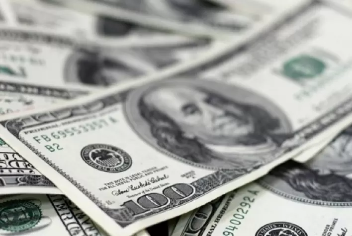 Dólar tem leve queda ante real com foco em Powell