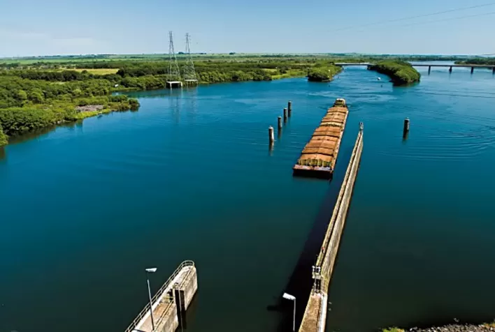 Falta de chuvas paralisa transporte pela hidrovia do Tietê em Pederneiras