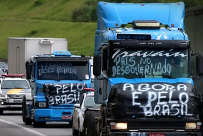 Caminhoneiros mantêm paralisações em 15 Estados mesmo após áudio de Bolsonaro