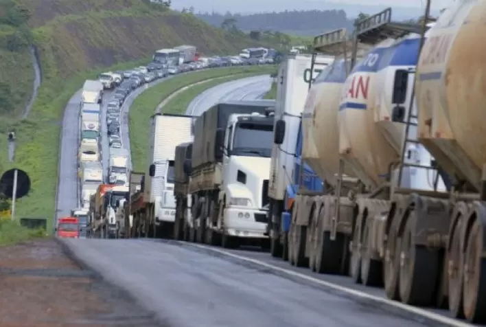 Pesquisa da FreteBras revela que 63% dos caminhoneiros apoiam as paralisações do transporte rodoviário de cargas