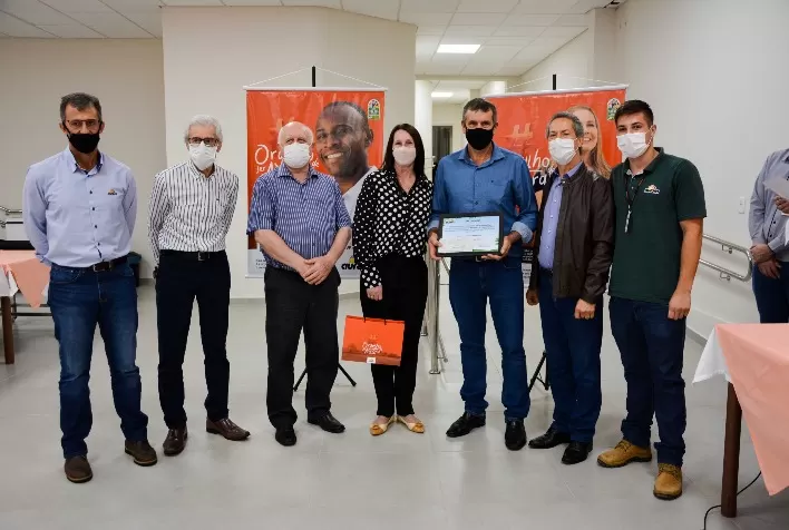 Aurora Alimentos premia avicultores por eficiência na produção