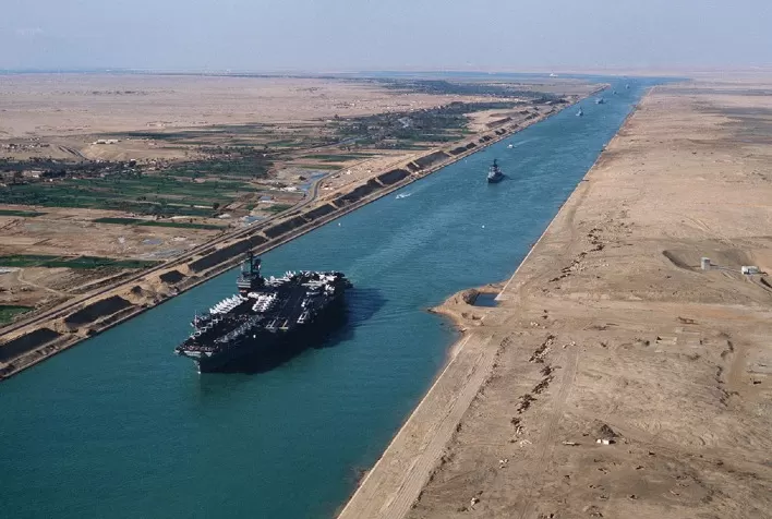 Canal de Suez bate novo recorde em volume de tráfego