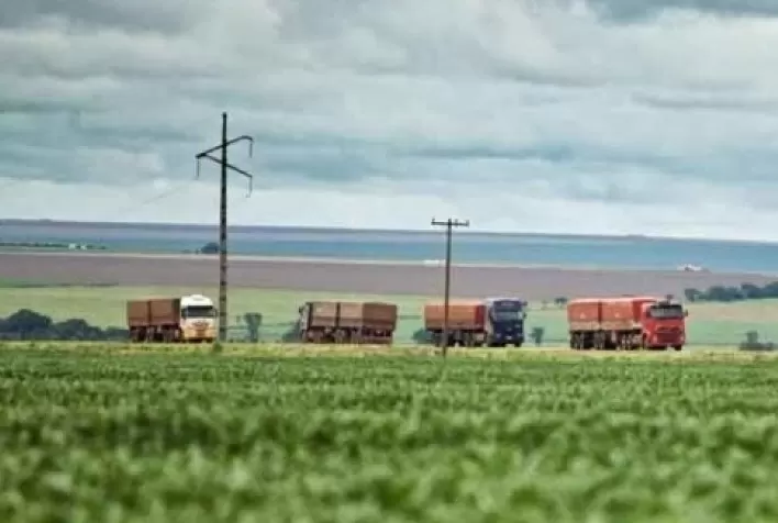 Frete rodoviário sobe 1,58% no Brasil em agosto enquanto diesel dispara, aponta FreteBras