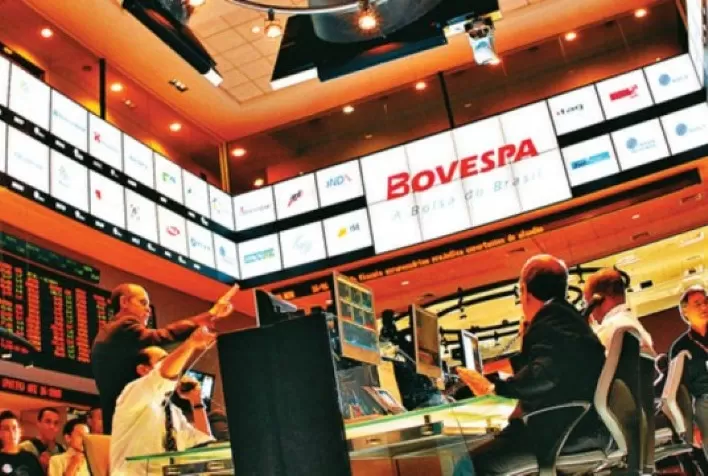Bovespa opera em alta acompanhando o exterior