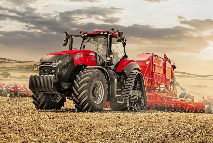 Pivot apresenta novo trator da Case IH e anuncia nova loja em Formosa
