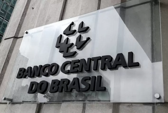 Instituições financeiras começam a elevar projeções para dólar com insegurança fiscal