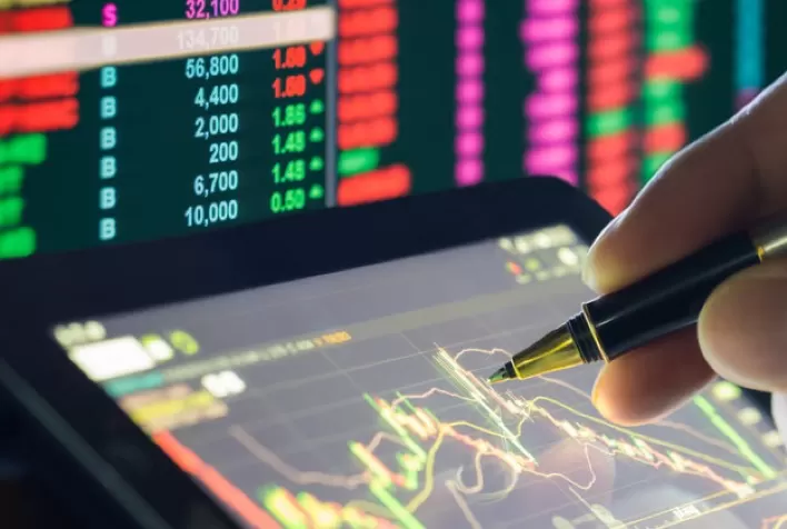 Bovespa opera em queda após Selic ir a 7,75%