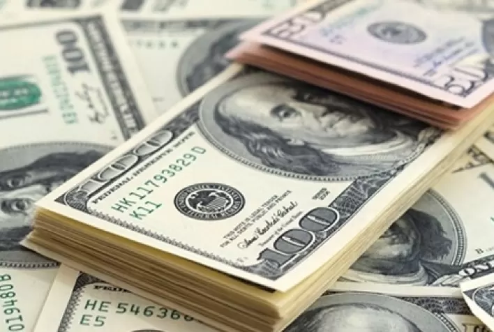 Dólar salta 1% e supera R$5,60 com fiscal e após Copom; juros longos sobem