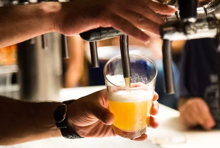 Após se encantar com cervejas especiais, físico americano trouxe para o Brasil a primeira micro cervejaria do país