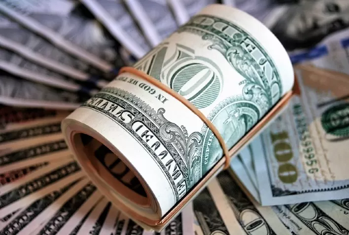 Dólar tem leve queda ante real de olho em relações EUA-China e dados domésticos