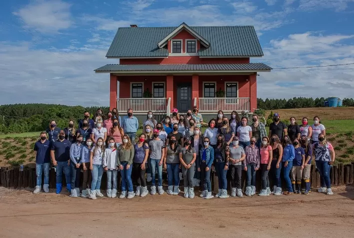 Evento das Amigas do Leite Castrolanda aborda a trilha de criação de bezerras