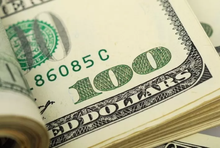 Dólar tem leve alta contra real em meio a ruídos domésticos e aversão a risco no exterior