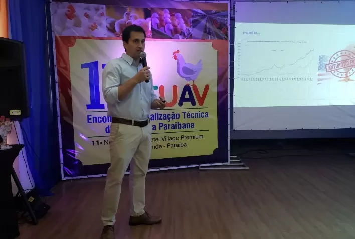 Saúde do fígado é essencial para manutenção da produtividade em frangos de corte, afirma especialista da MCassab no 11º Encontro de Atualização Técnica da Avicultura Paraibana (ATUAV)
