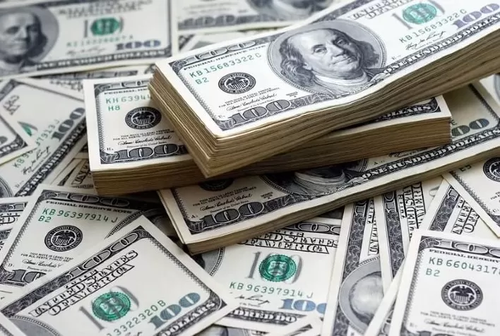 Dólar se mantém perto de R$5,60 de olho em nova variante e agenda da semana