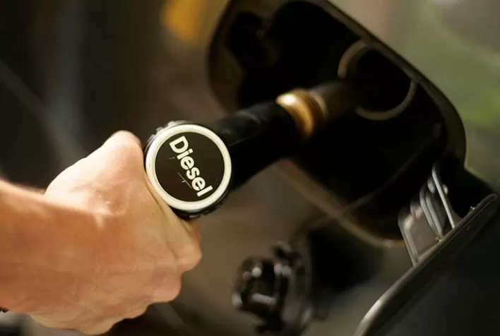 Em doze meses, preço médio do diesel chega a R$ 5,619 e apresenta estabilidade em dezembro, aponta Ticket Log