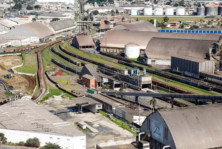 Movimentação de cargas por ferrovia chega a 20% nos portos paranaenses