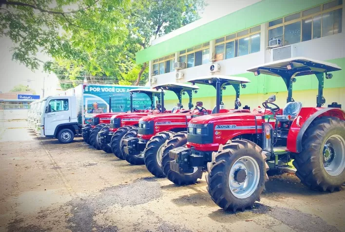 Municípios do Nordeste Goiano recebem tratores e caminhões para apoio à agricultura familiar