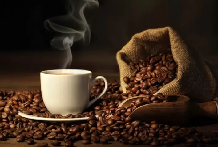 Café abre recuando mais de 1%; analista aponta cenário político e clima como fatores importantes neste pregão