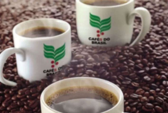 Comerciantes de café lutam para redirecionar embarques diante de guerra