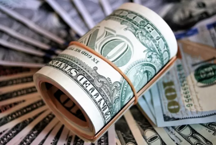 Dólar acompanha exterior e tem leve alta ante real