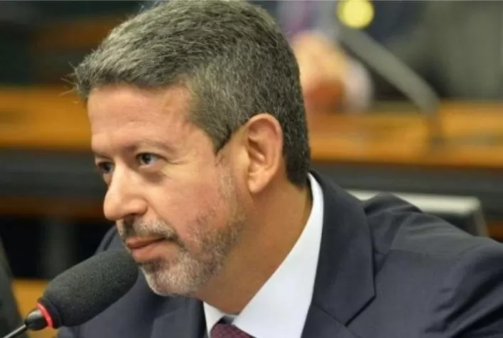 Lira crítica ICMS definido por estados e diz que medida zera esforço do Congresso