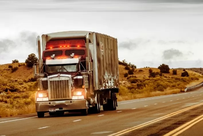 Futuro do transporte de carga nos EUA é discutido; país tem 280 mil Green Cards disponiveis para motoristas qualificados