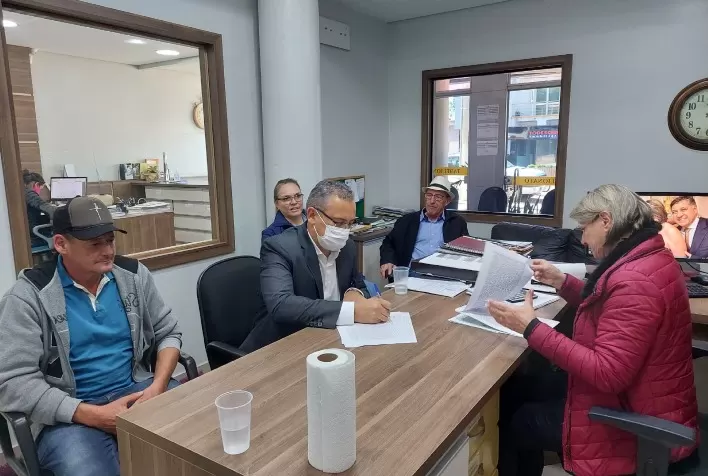 Famílias reassentadas recebem titulação de terras