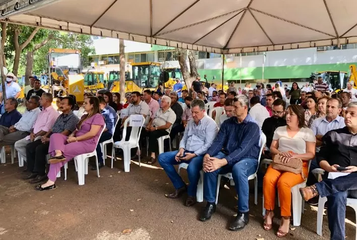 Para a melhoria da infraestrutura rural, Governo de Goiás entrega 66 máquinas a municípios goianos