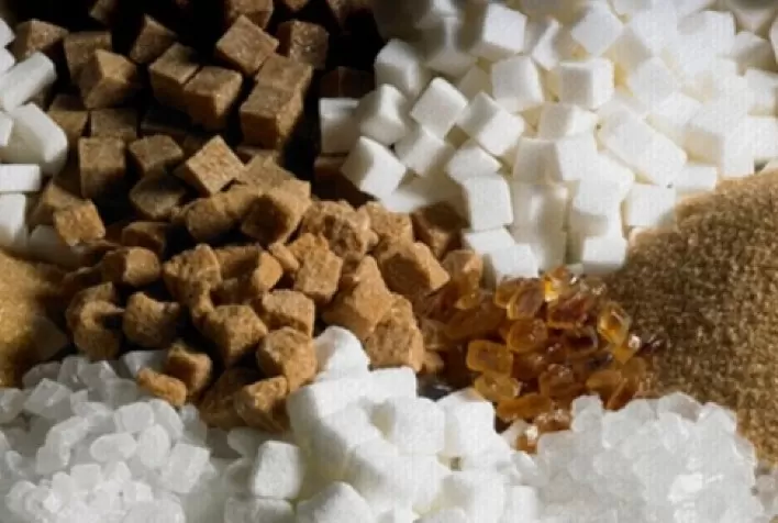 Com covid voltando a ameaçar, commodities iniciam semana em baixa; açúcar atinge mínima de 30 dias