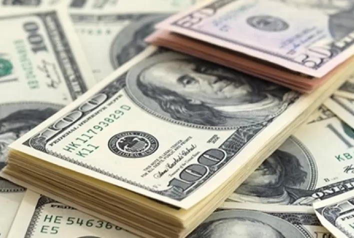 Dólar sobe mais de 1% e supera R$5,00 com expectativa por decisões de BCs
