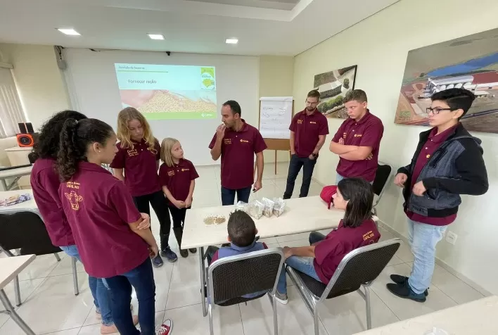 Clube de Bezerras CAPAL: crianças e adolescentes aprendem sobre a atividade pecuária