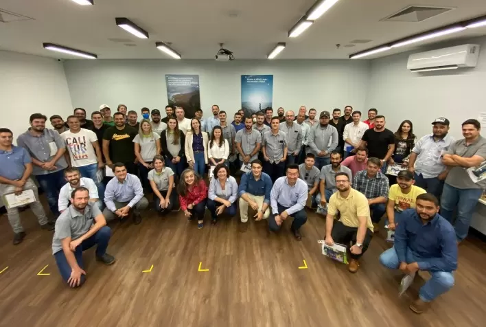 Perdas da indústria avícola no inverno é tema de evento da Phibro, que reuniu 80 profissionais