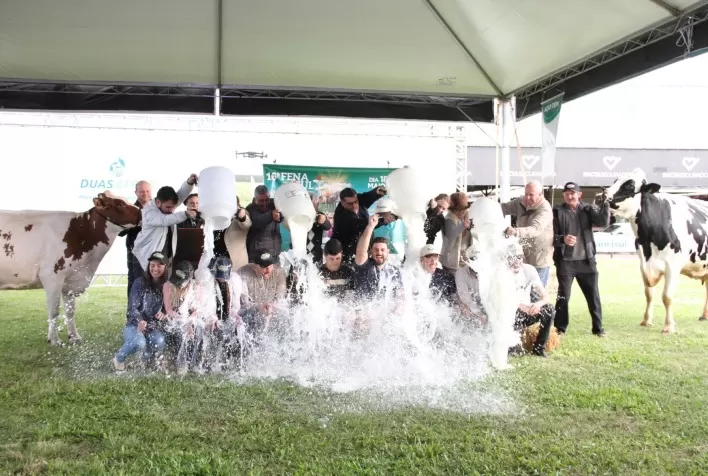 Banho de leite marca ápice do concurso leiteiro da Fenasul Expoleite 2022
