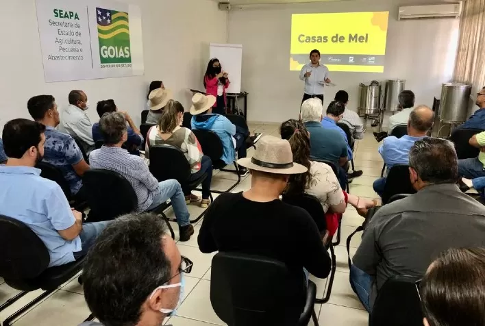 Palestras técnicas e entregas de equipamentos marcam encontro sobre apicultura e meliponicultura na Seapa
