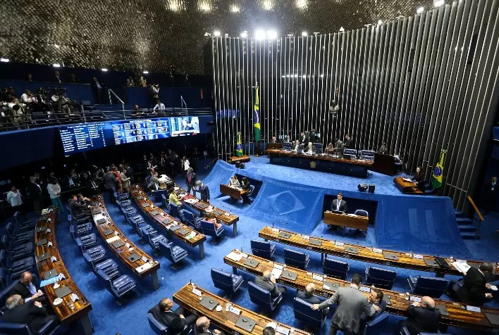 Senado aprova teto para ICMS sobre combustível e energia, proposta volta à Câmara
