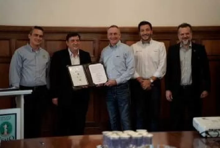 John Deere investe em educação e firma convênio com Esalq/USP
