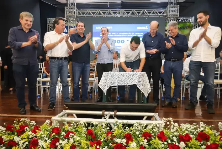 Governador do Paraná entrega licença de construção para unidade de suínos da C.Vale, em Palotina