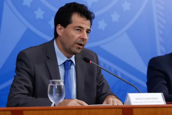 Mundo segue o Brasil na redução de impostos sobre combustíveis, diz Sachsida