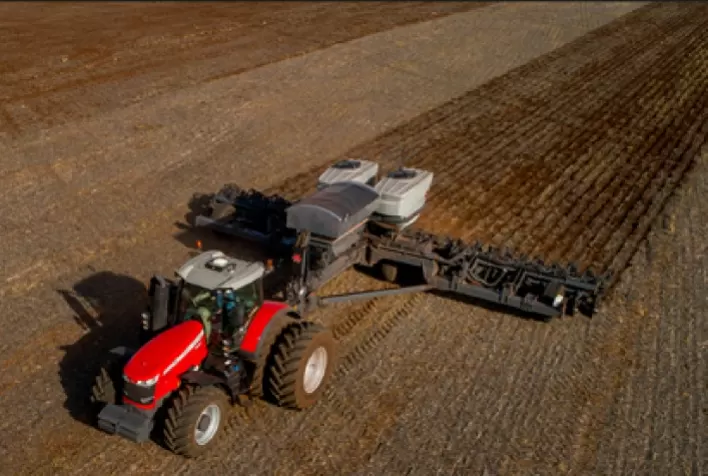 Trabalho de campo avalia desempenho de máquinas agrícolas em diferentes práticas de cultivo