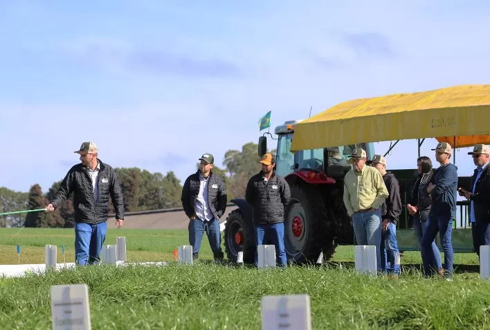 Castrolanda e Fundação ABC promovem Dia de Campo para produtores de leite