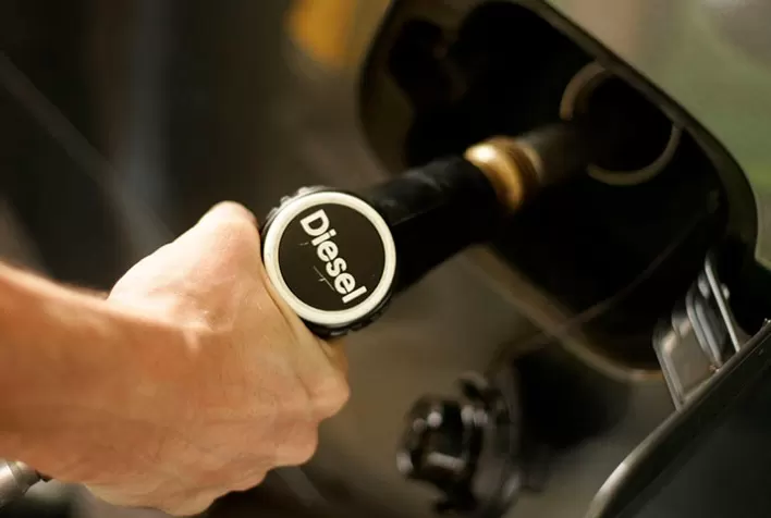 Diesel chega a R$ 7,78, com alta de mais de 4%, e fecha julho novamente mais caro que a gasolina, aponta Ticket Log
